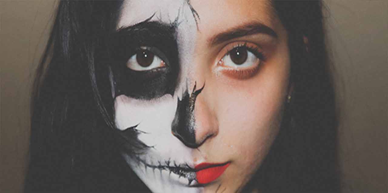 mujer con maquillaje de halloween