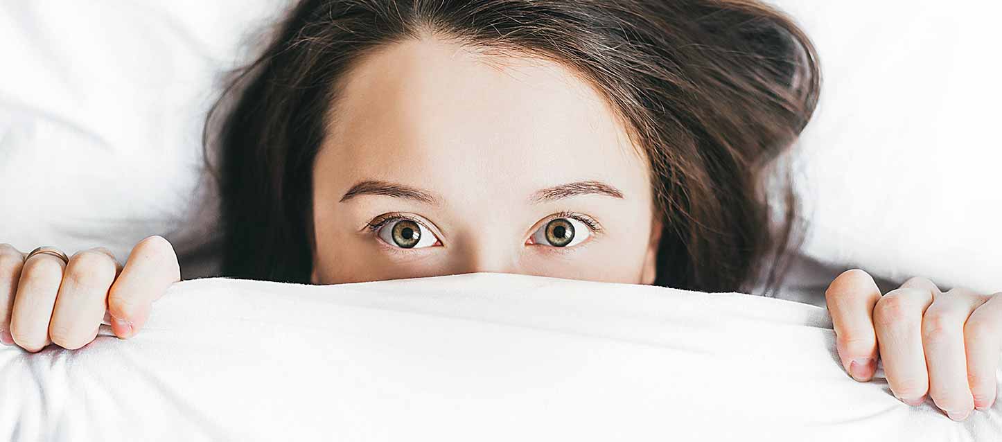 mujer con los ojos abiertos tapada