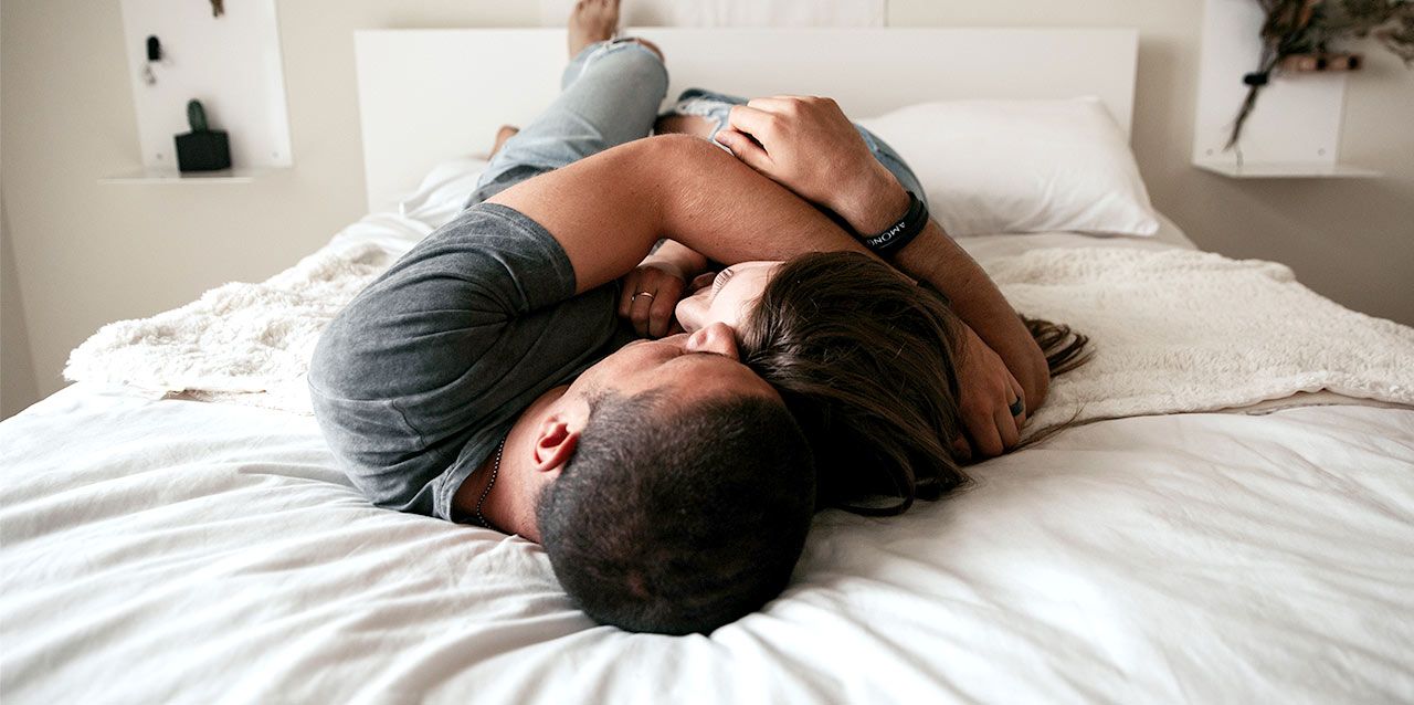 pareja joven en colchon
