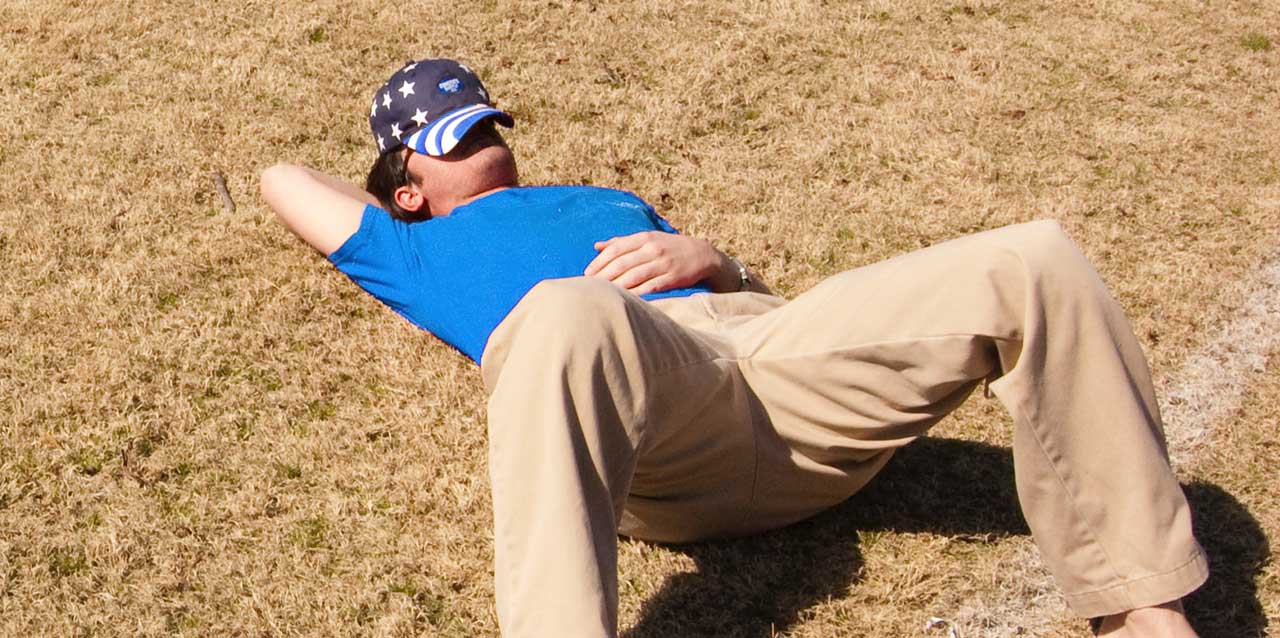 hombre durmiendo con gorra en la cabeza