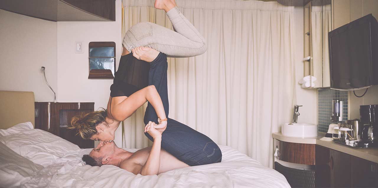 pareja haciendo equilibrio sobre colchón