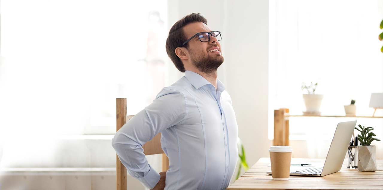 hombre con dolor de espalda hombre con dolor de espalda