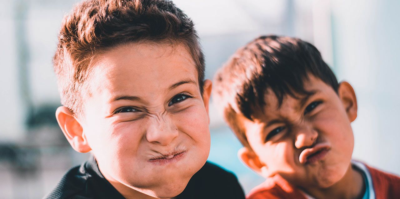 niños haciendo caras raras