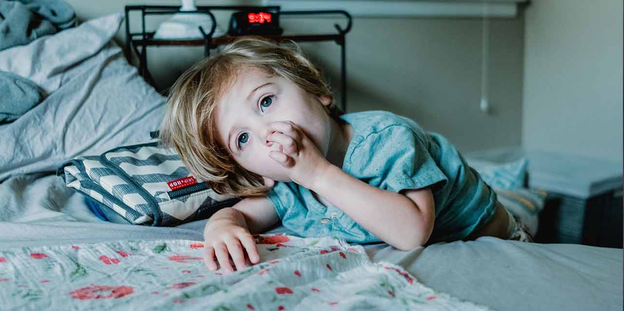 Cómo-enseñar-a-tus-hijos-a-hacer-la-cama-01 niño rascando su nariz