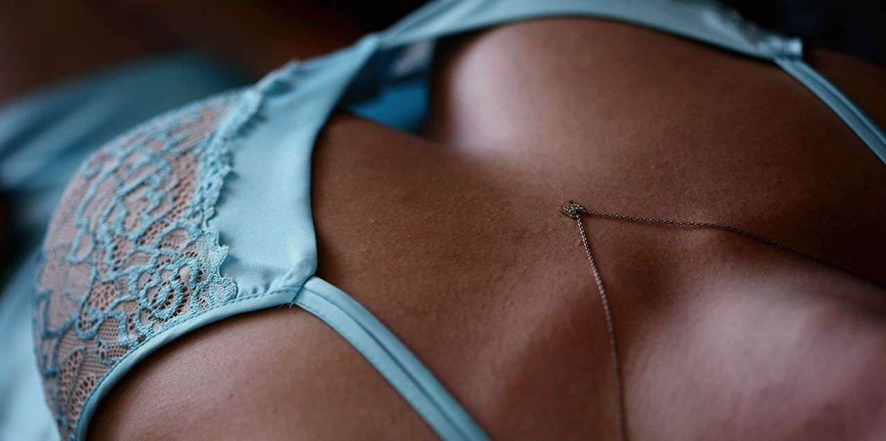 pecho de mujer con sujetador azul