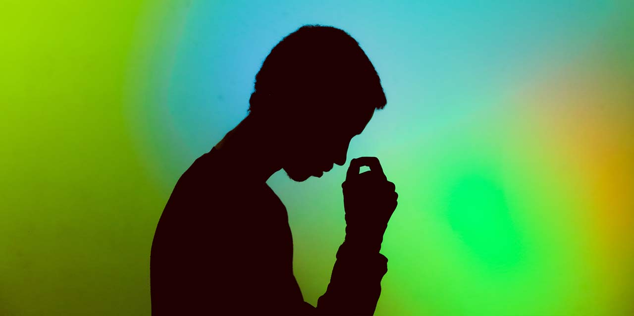 silueta de chico en fondo de colores