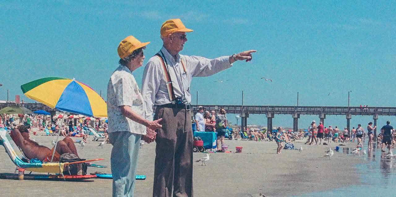 pareja de ancianos en la playa