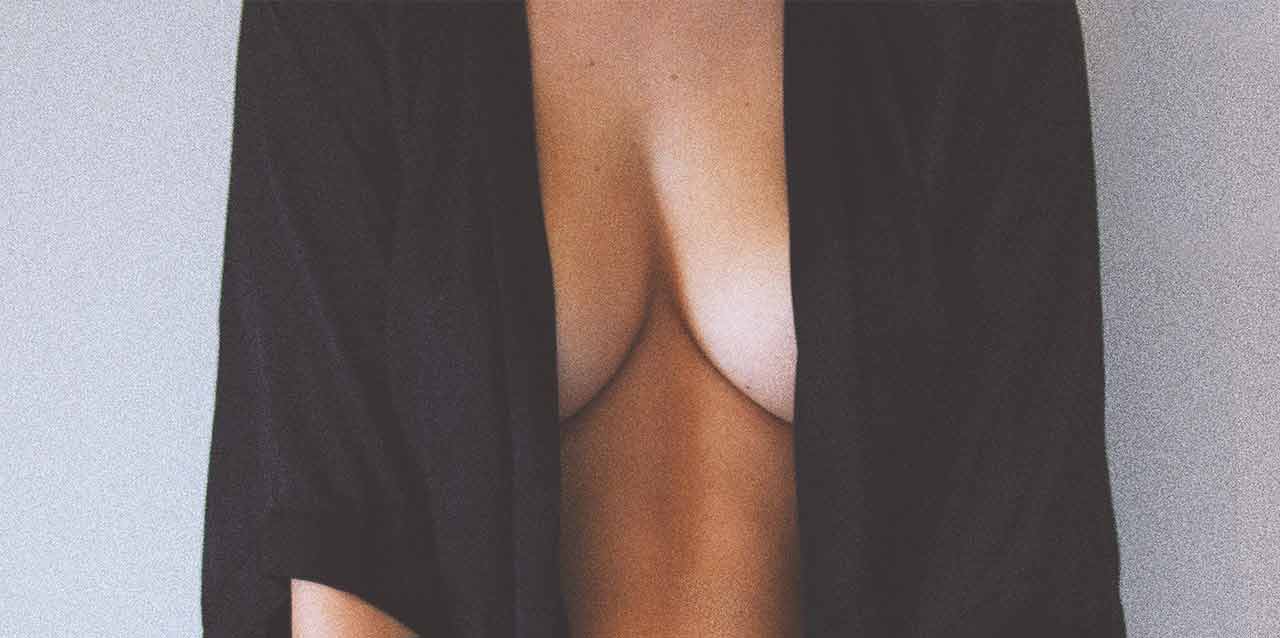 mujer con bata para estar con casa
