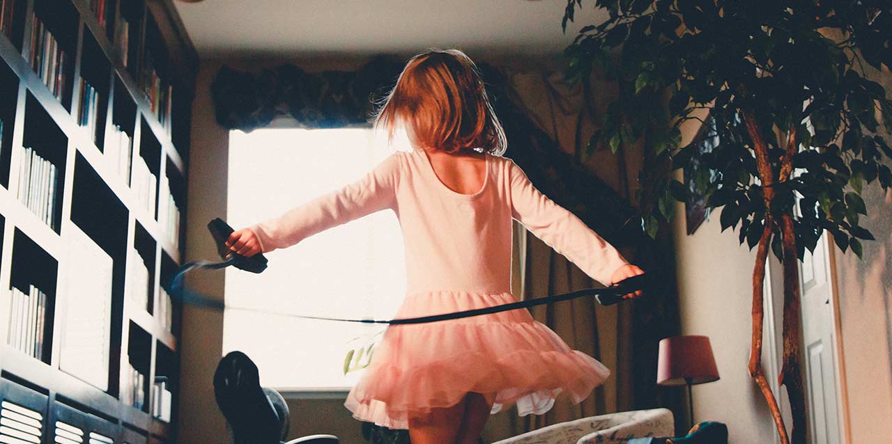niƱa con vestido saltando a la comba niƱa con vestido saltando a la comba