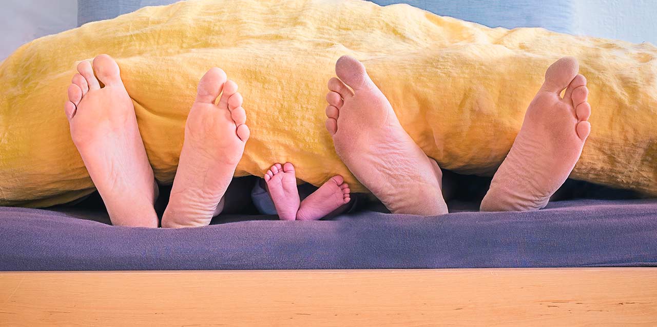 pies de familia tras manta