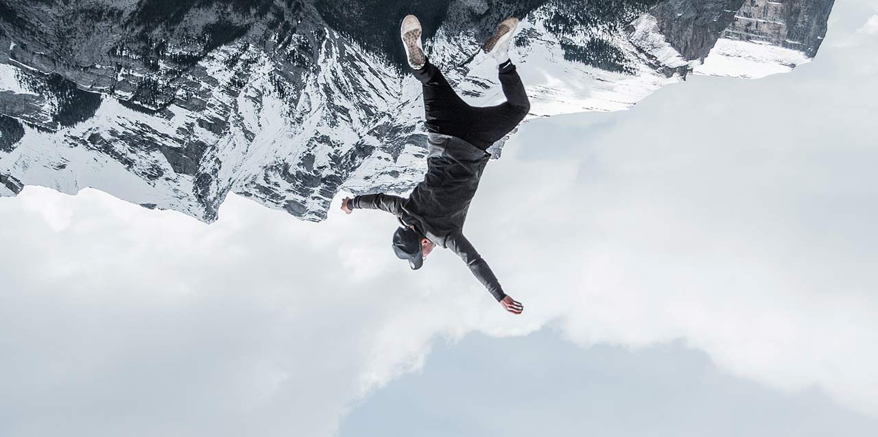 hombre saltando en cima de montaña