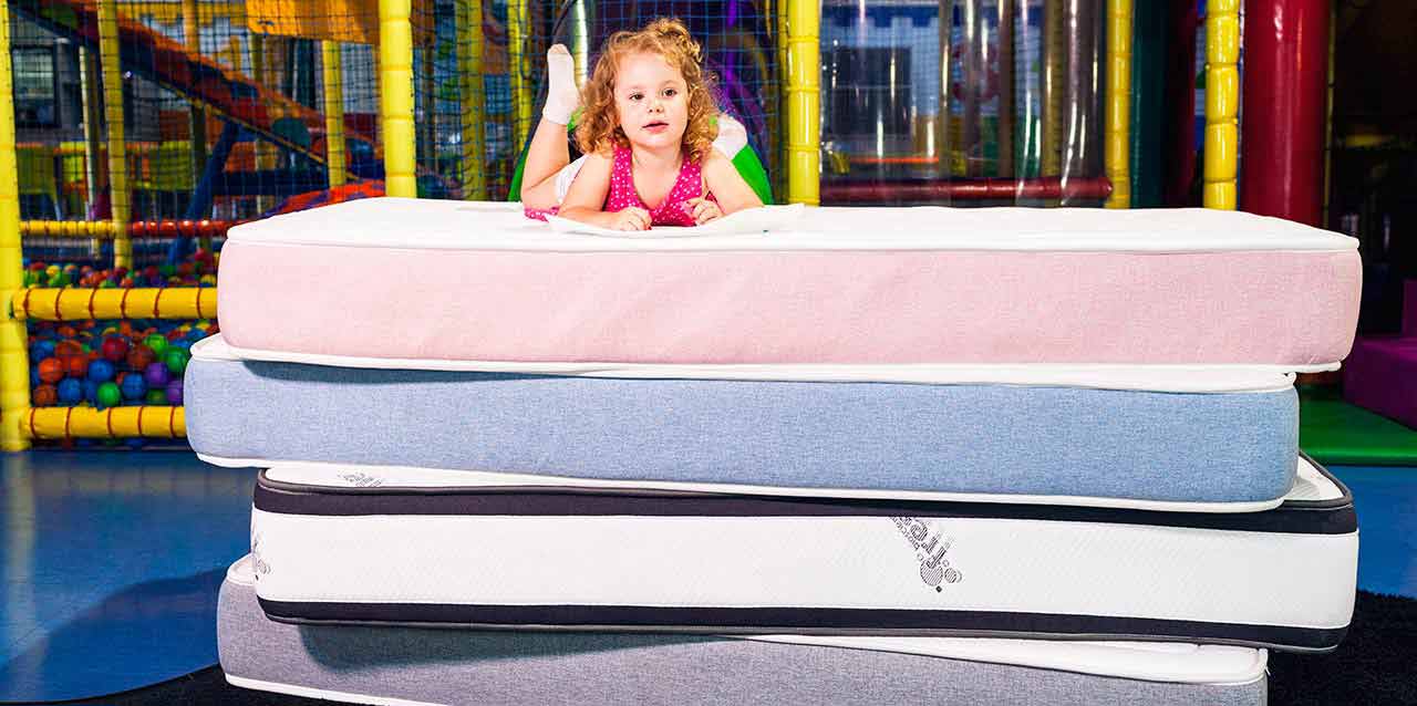niña tumbada encima de colchones para niños niña tumbada encima de colchones para niños