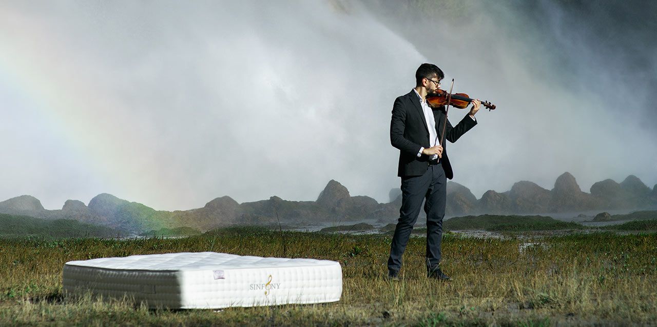 violinista junto a colchón artesanal