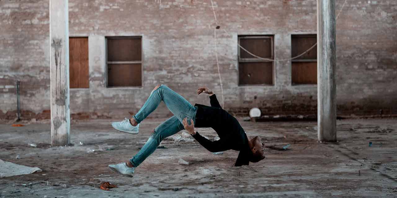 ¿Es normal caerse de la cama?