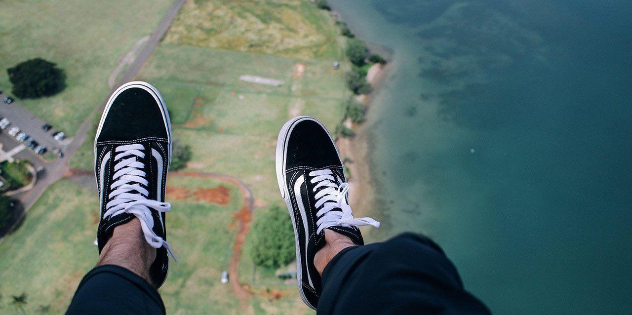 pies de hombre desde el cielo