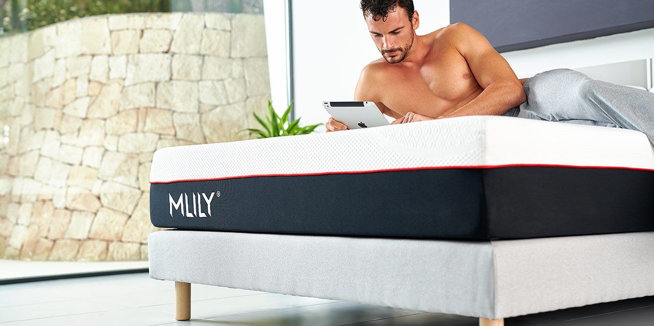 beneficios-de-los-colchones-viscoelasticos-1 hombre encima de colchĂłn Mlily Stark