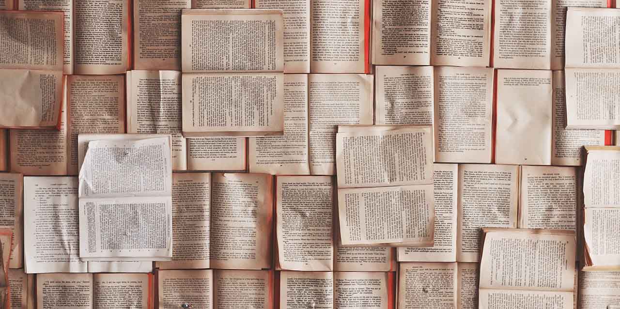 libros abiertos apilados