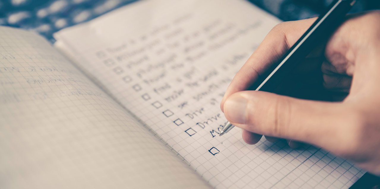 checklist en libreta de cuadros