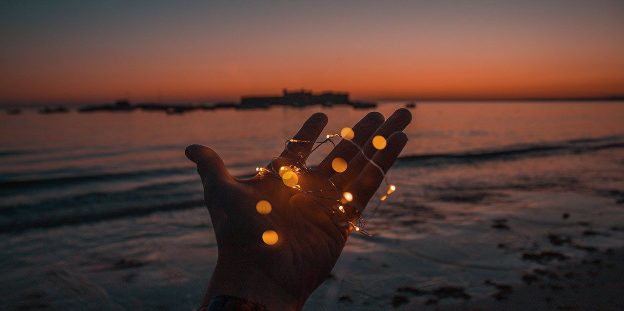 sueños-lucidos-1 mano con luces led junto al mar