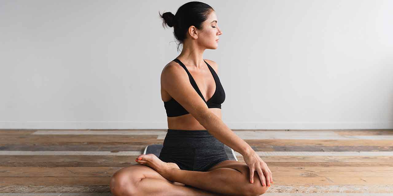 X-ejercicios-para-aliviar-la-tension-en-el-cuello mujer estirando en el suelo