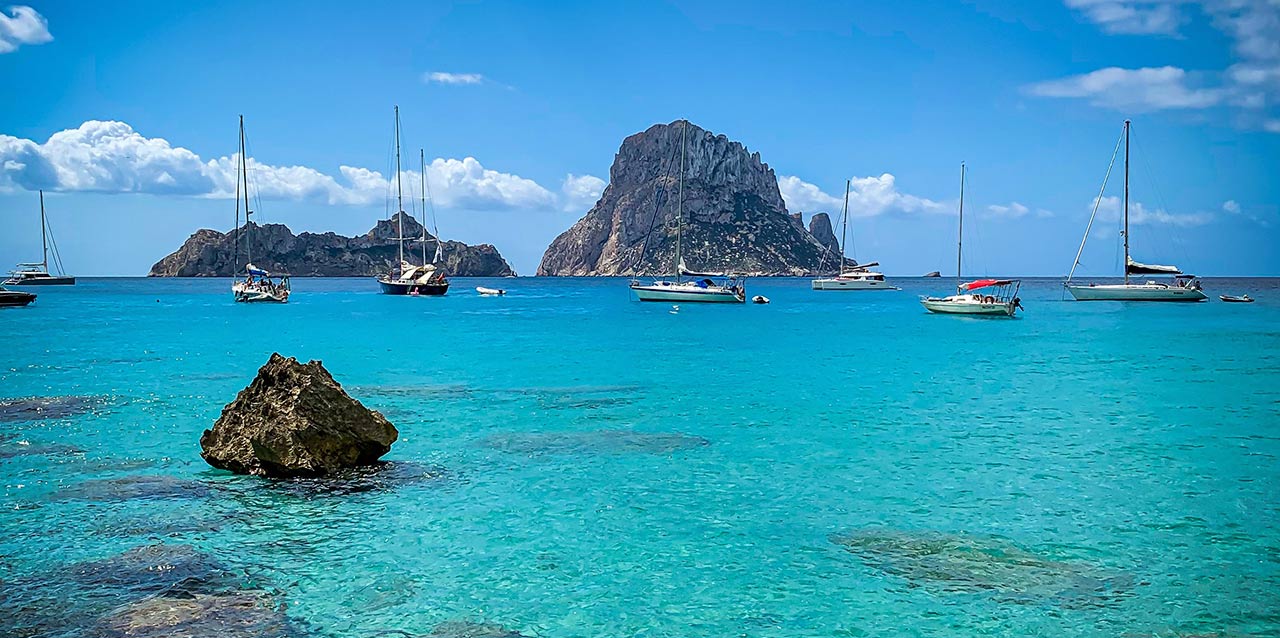 barcos navegando en mar