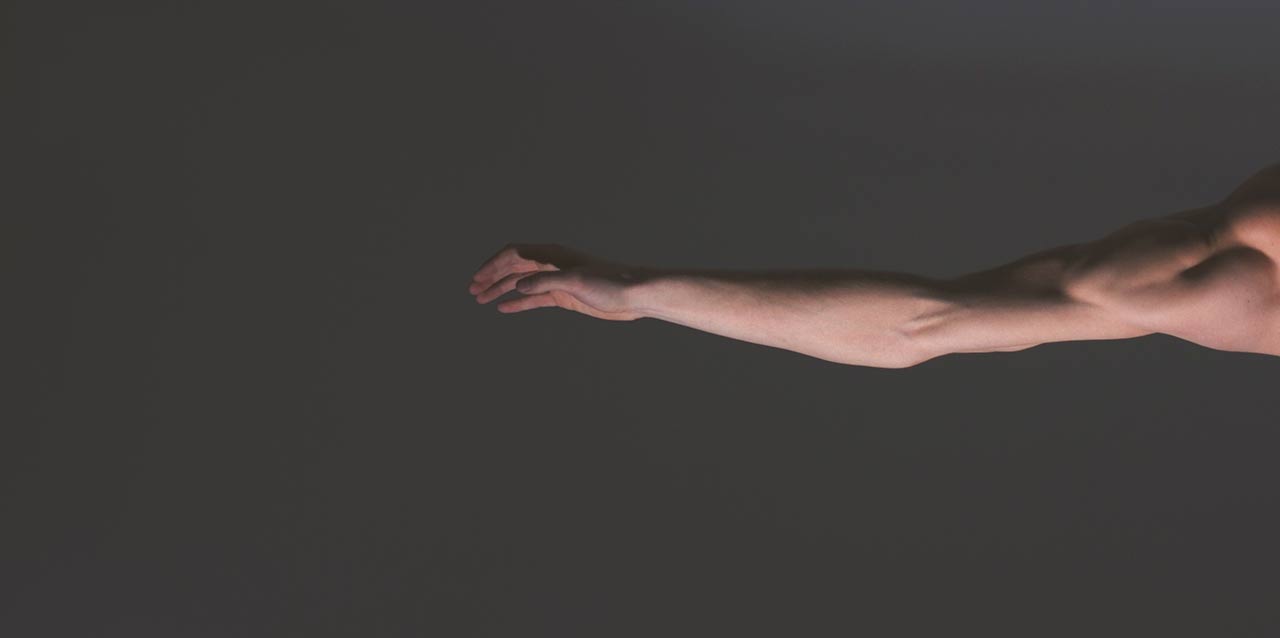 brazo atlético en fondo gris
