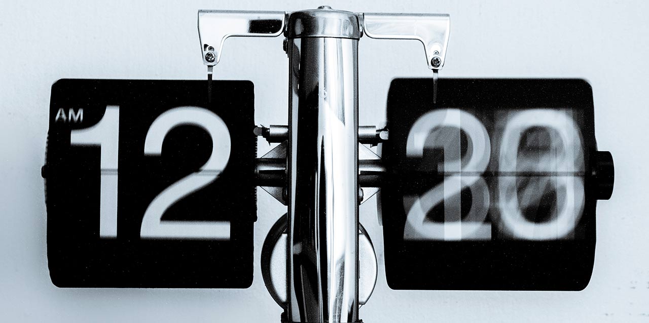 reloj analógico de carteles