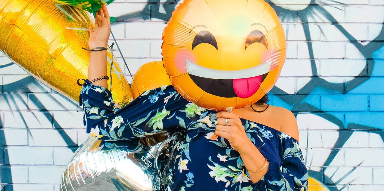 mujer con globo de emoji