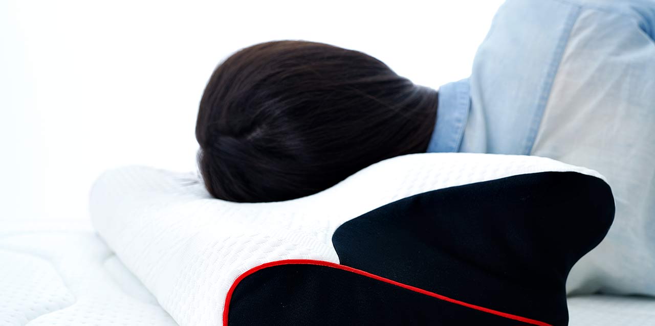 hombre durmiendo de lado en almohada viscoelástica