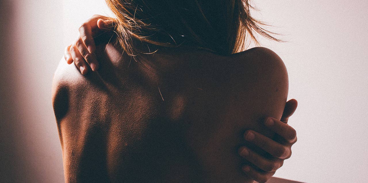 mujer abrazándose