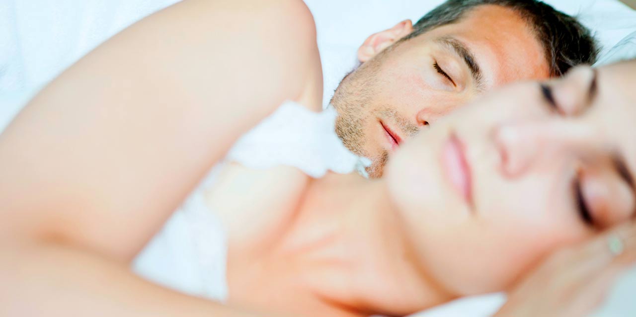 pareja durmiendo profundamente