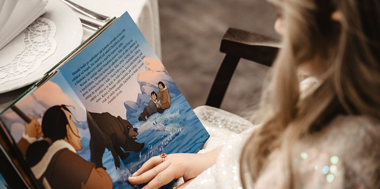 niña leyendo cuento de hermano oso