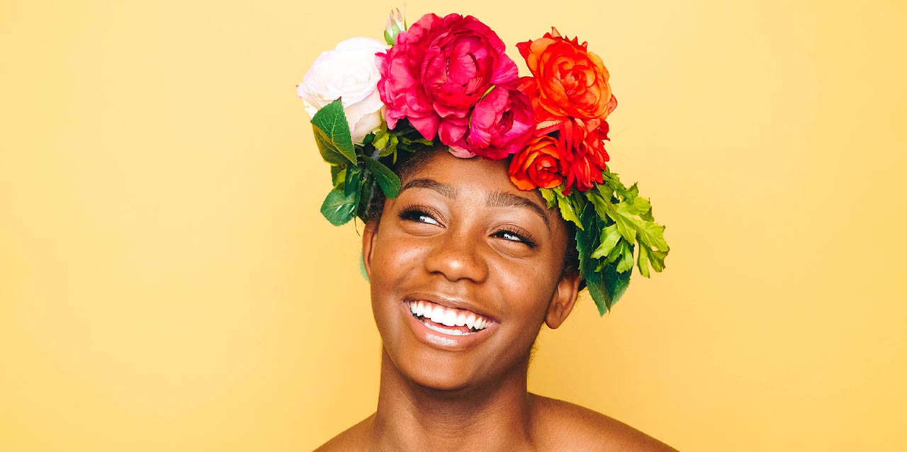 mujer con flores en la cabeza