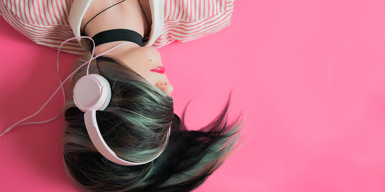 mujer con mechas verdes escuchando música