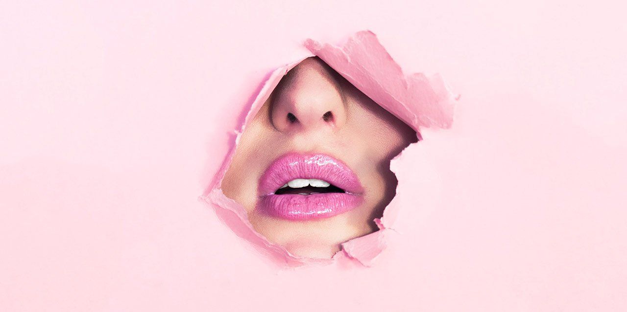 labios de mujer en cartulina roja