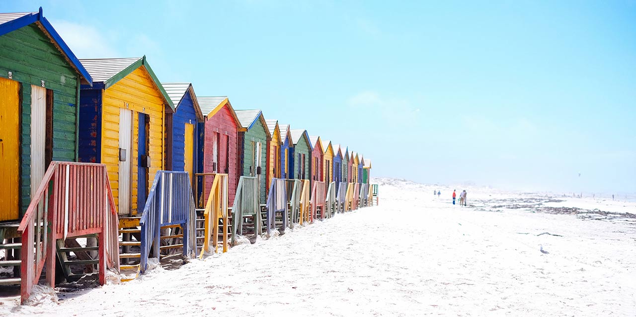 casetas de colores en la nieve