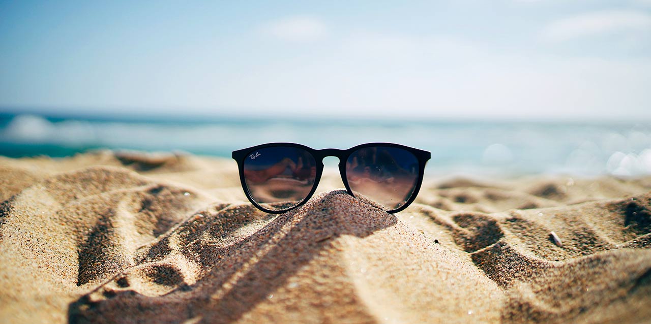 gafas en montaña de arena