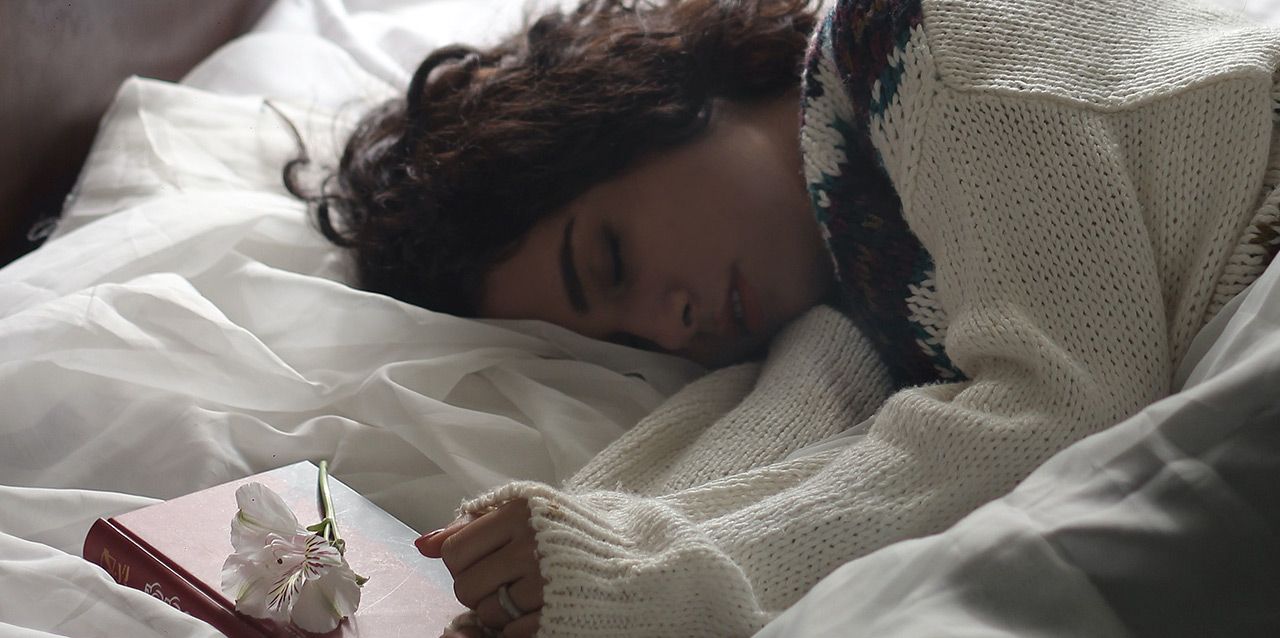 mujer durmiendo con libro mujer durmiendo con libro