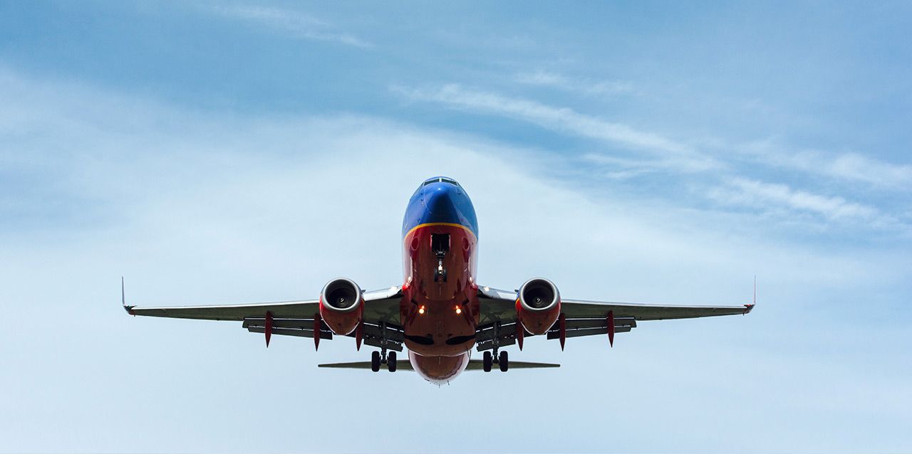 avión rojo y azul