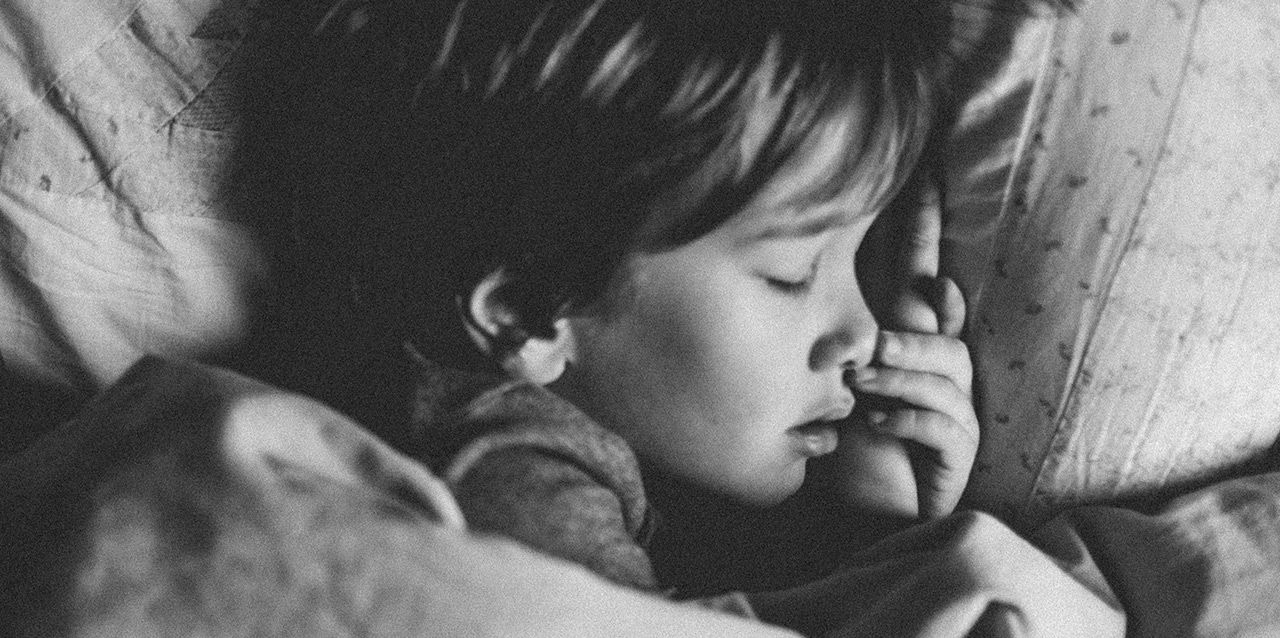 niño durmiendo con la boca abierta niño durmiendo con la boca abierta