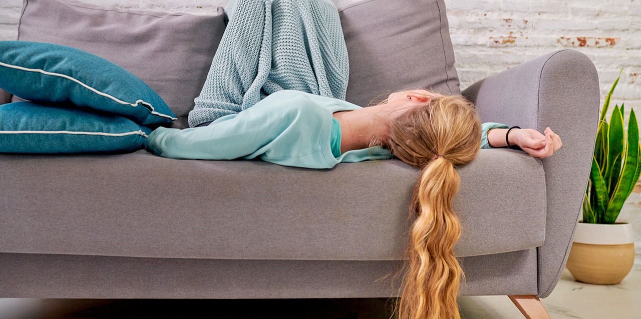 Por qué no debemos dormir en el sofá