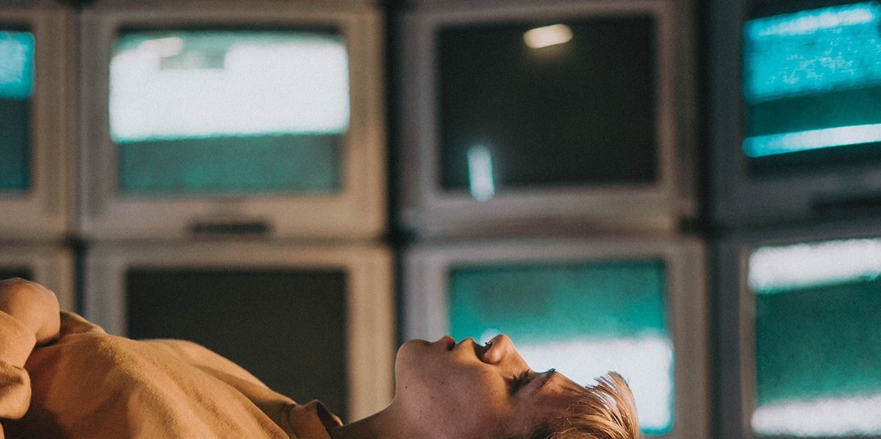 Cómo ver la television en la cama