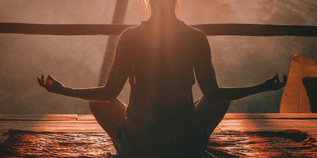 mujer meditando