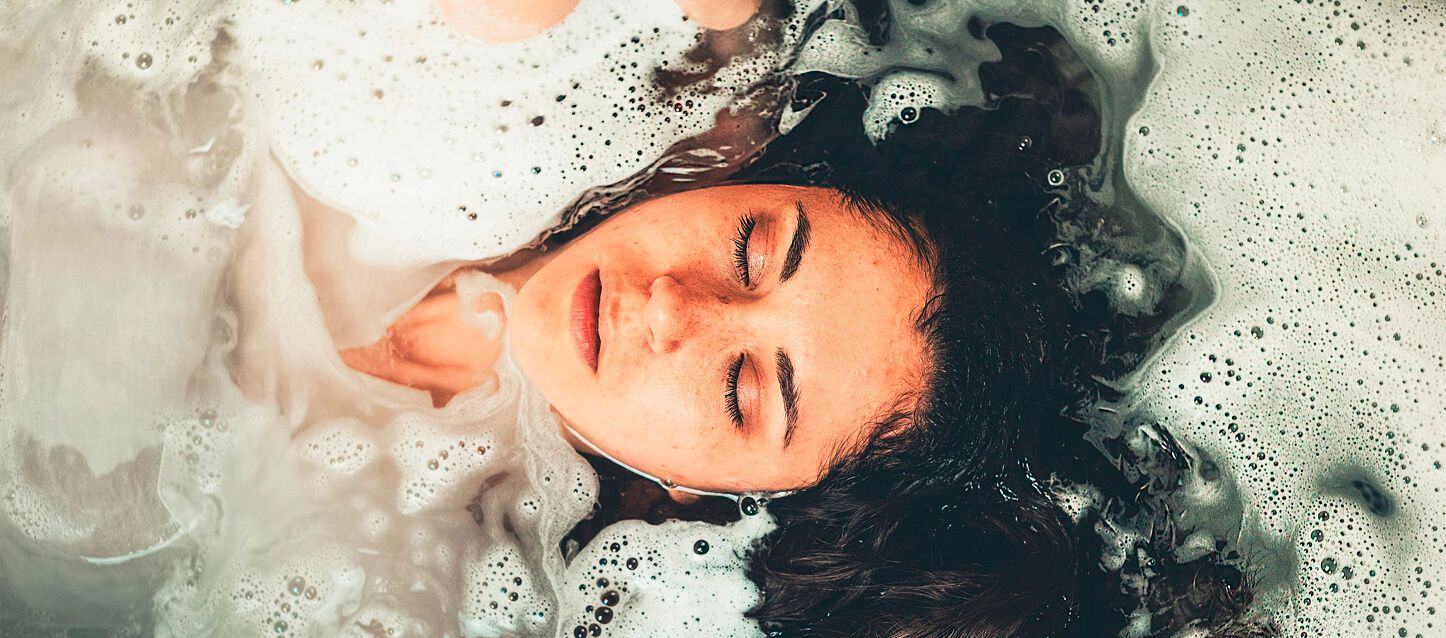 Dormir con el pelo mojado: ¿Sí o no?