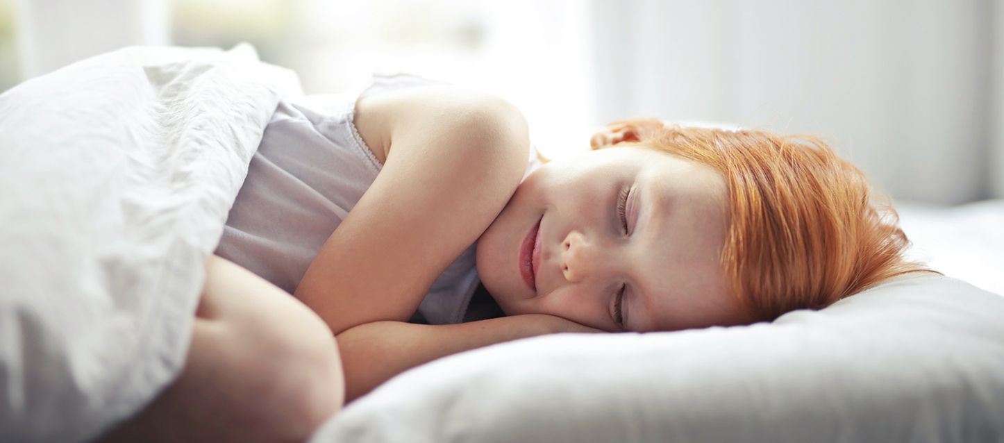 niña pelirroja durmiendode lado