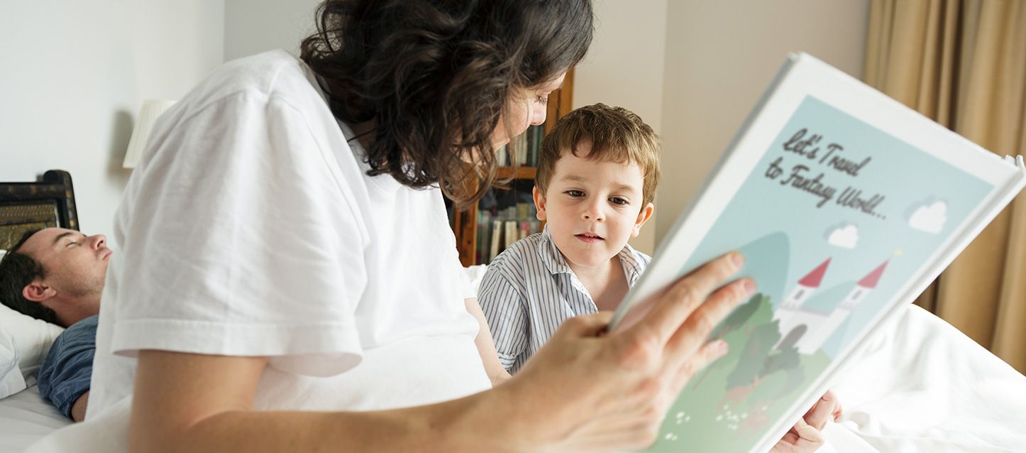 una madre leyendo a su hijo pequeño un cuentos corto de la primavera para niños