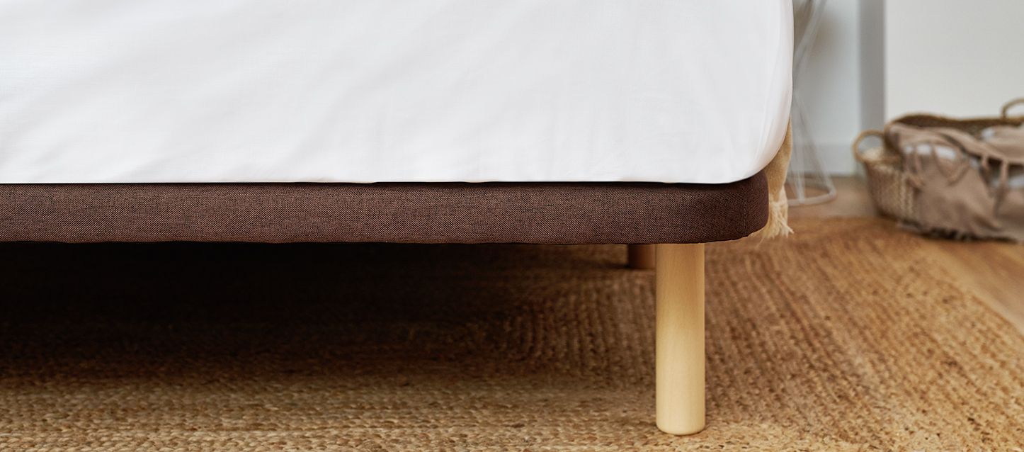 base tapizada con patas de madera y colchon