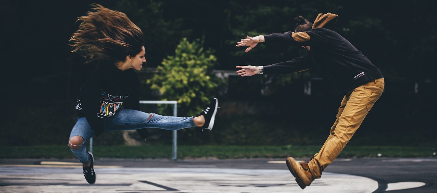 chica dando una patada en el aire a un chico lanzandolo lejos