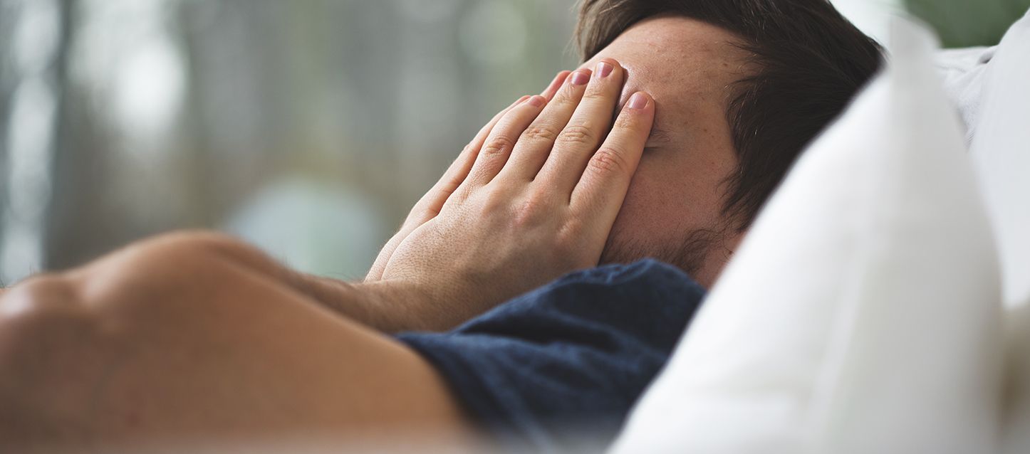 hombre en la cama tratando de sobreponerse a la parálisis del incubo