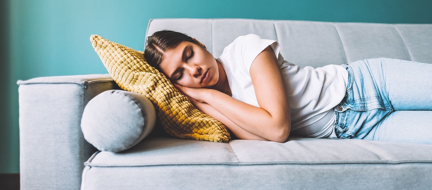 mujer echando la siesta en un sofá